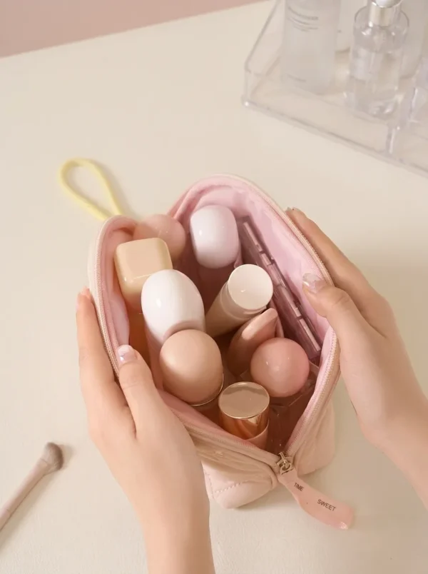 A021-2 Wholesale Custom Quilted Heart Nylon Cosmetic Bag with Wristlet (OEM / ODM)